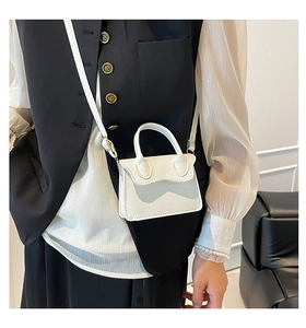 Vue détaillée du mini sac bandoulière blanc en cuir grainé avec finitions métalliques