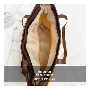 Détail du grand sac cabas avec doublure en tissu jaune et poche intérieure zippée sécurisée