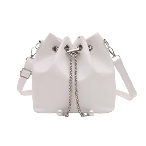Modische weiße Beuteltasche mit Kettenzug und Perlenakzenten im minimalistischen Stil