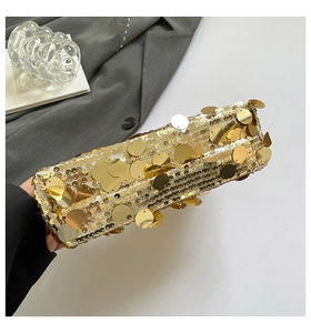 Détail de paillettes dorées scintillantes sur une pochette de soirée tendance