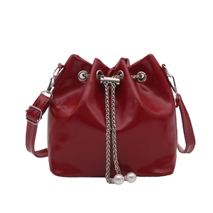 Secchiello chic in pelle cerata rossa con catena d'argento e dettagli di perle