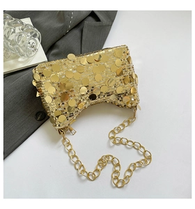 Détails des paillettes dorées et de la chaîne sur un sac croissant chic