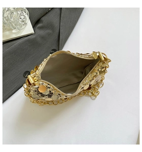 Détail du sac croissant à paillettes dorées avec fermeture éclair et doublure grise