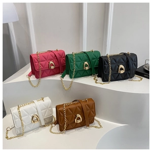 Détail de cinq sacs bandoulière colorés en cuir PU matelassé avec fermoirs dorés
