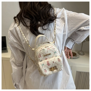 Detailansicht des geblümten Mini-Rucksacks mit goldener Kette und Metal-Verschluss