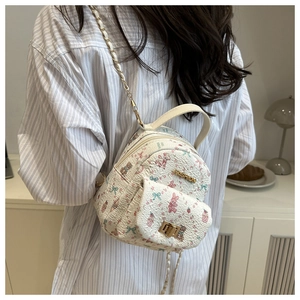Mini-Rucksack mit Blumenmuster, Hasenmotiven, goldener Kette und modischem Metallschriftzug