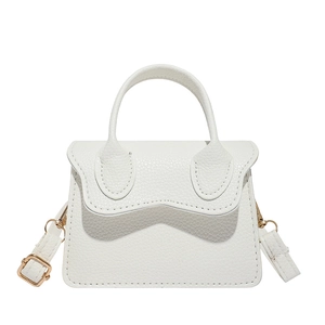 Mini sac bandoulière blanc avec texture grainée et détails dorés sur fond blanc neutre