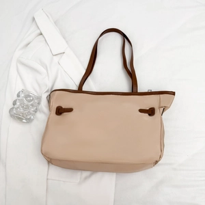 Grand sac fourre-tout beige minimaliste avec anses marron pour un usage quotidien
