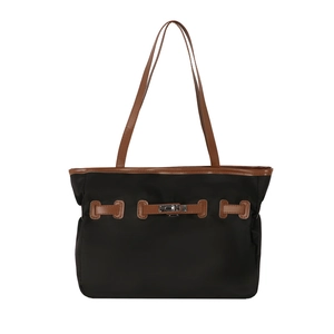 Grand sac cabas en nylon noir avec bordure en cuir marron et fermoir rotatif en métal argenté