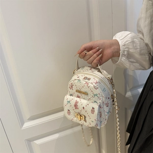 Gesteppter weißer Mini-Rucksack mit niedlichen Tier-Prints und goldener Plakette