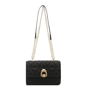 Sac bandoulière noir matelassé avec chaîne dorée et boucle élégante en forme de U