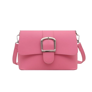 Sac bandoulière rose en forme d'enveloppe avec boucle argentée et bandoulière réglable
