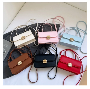 Vista detallada de bolsos bandolera pequeños en seis colores con cierres metálicos