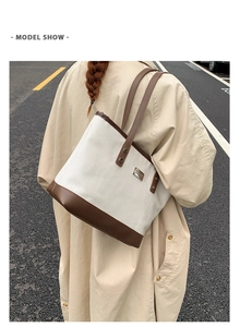 Dettaglio della borsa tote elegante in tela con finiture in pelle a contrasto