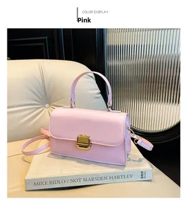 Detail van roze kunstlederen handtas met elegante gouden vierkante sluiting