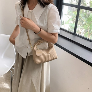 Borsa a tracolla beige a pieghe con manico a nuvola e texture vintage a righe