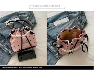 Vue intérieure du sac seau rose montrant un compartiment principal pour smartphone