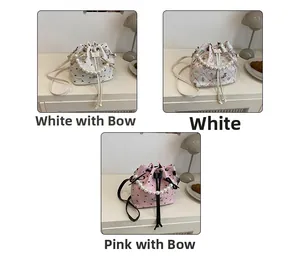 Trois sacs seau en blanc et rose avec nœuds et poignées de perles dans un cadre chaleureux