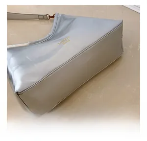 Détail du sac cabas argenté métallisé avec base renforcée et logo fashion bags