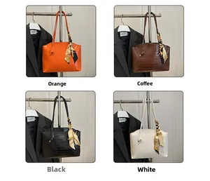 Dettaglio borse tote con motivo a coccodrillo in arancione, marrone, nero e bianco