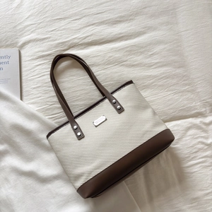 Borsa tote in tessuto crema minimalista con manici in pelle marrone su tessuto morbido