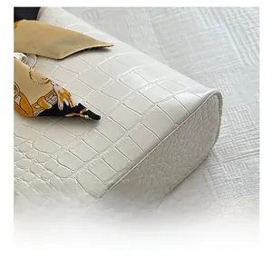 Dettaglio della borsa tote bianca con trama a coccodrillo, cuciture e foulard di seta