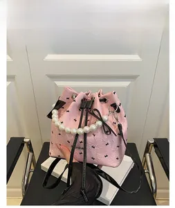 Sac seau rose à cordon avec poignée en perles et motifs lapins noirs