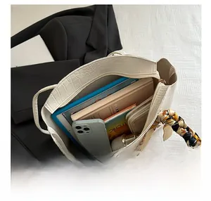 Vista dall'alto di borsa tote bianca con trama a coccodrillo, foulard e ampio interno