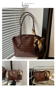 Détail du cabas marron foncé avec texture crocodile et foulard en soie décoratif