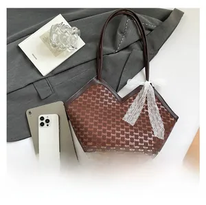 Sac fourre-tout marron avec logo, nœud en dentelle blanche et smartphone pour la taille