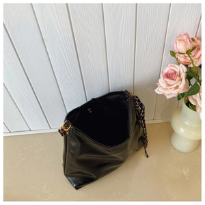 Vue détaillée du sac cabas en similicuir noir avec boucles dorées et foulard en soie