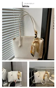 Sac cabas blanc à motif crocodile avec foulard décoratif en soie imprimé jaune