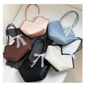 Détail de sacs fourre-tout multicolores avec ouverture en cœur et nœuds en dentelle