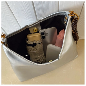 Vue intérieure du sac cabas argenté montrant sa grande capacité de rangement