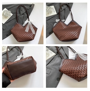 Vues détaillées d'un sac cabas marron à monogramme avec dentelle et bordure en forme de V