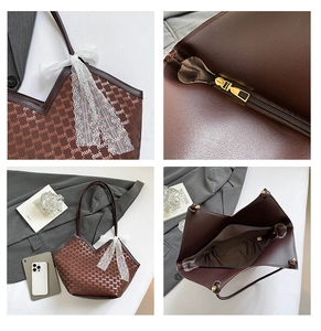 Détail du sac cabas marron avec col en V et décoration de nœud en dentelle blanche