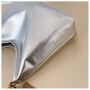 Détail du sac en cuir métallisé argenté avec texte doré Fashion Bags et breloque boulier