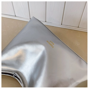 Détail du sac à bandoulière en PU argenté avec logo doré et texture cuir