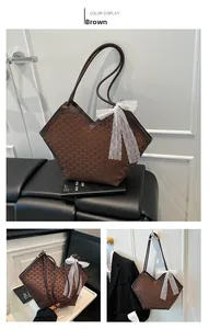 Détail d'un cabas marron avec imprimé de lettres et un nœud décoratif en dentelle blanche