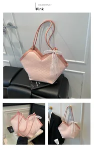 Vue détaillée du sac cabas rose en cuir monogramme avec un élégant nœud en dentelle