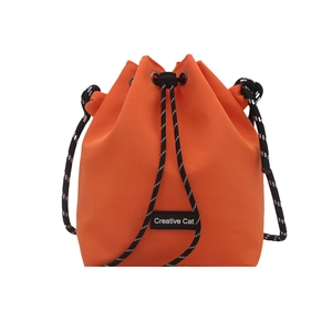 Sac seau orange vif en nylon avec cordon de serrage et bandoulière en corde tressée