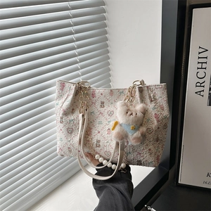Fashionable floral tote bag with cute bear pattern, pearl chain strap and plush pendant