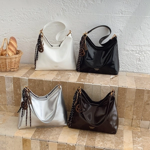 Sac Hobo En Cuir PU Brillant Pour Femmes Style Français Sac À Bandoulière Sous L'aisselle Grande Capacité Avec Pendentif Décoratif