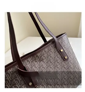 Détail du grand sac cabas avec motif monogramme vintage et bandoulière en cuir
