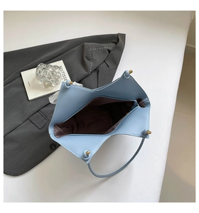 Vue intérieure du cabas en cuir bleu clair avec doublure foncée et poche zippée