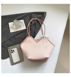 Sac fourre-tout rose à monogramme avec nœud en dentelle et accessoires de mode élégants