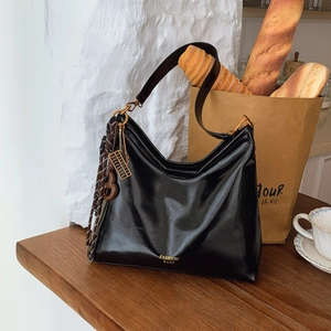 Sac à bandoulière noir de style français en similicuir brillant avec détails dorés