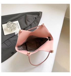Vue de dessus du sac cabas rose montrant la doublure, les détails dorés et la bandoulière