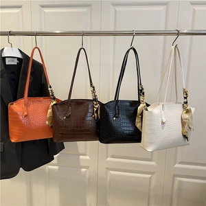Borse tote alla moda con motivo a coccodrillo in quattro colori e sciarpe di seta