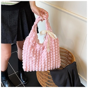 Sac fourre-tout en tissu gaufré rose avec nœud en dentelle blanche et style chic